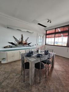 - une salle à manger avec une table et des chaises dans l'établissement CRISOL APARTAMENTOS, à Tacoronte