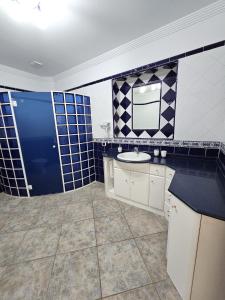 La salle de bains est pourvue d'un lavabo et d'un miroir. dans l'établissement CRISOL APARTAMENTOS, à Tacoronte
