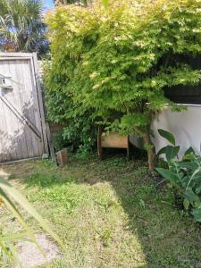 Vonkajšia záhrada v ubytovaní Charmante maisonnette