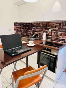 Телевизор и/или развлекательный центр в City Center Studio with Balcony