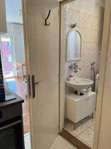 Ванная комната в City Center Studio with Balcony +21 фотография