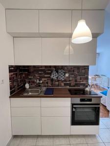 Кухня или мини-кухня в City Center Studio with Balcony
