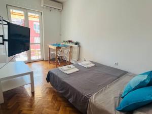 Кровать или кровати в номере City Center Studio with Balcony