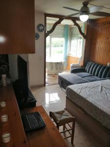 ein Wohnzimmer mit einem Bett und einem Sofa in der Unterkunft Edificio Salou Beach, la Pineda, Vilaseca in La Pineda