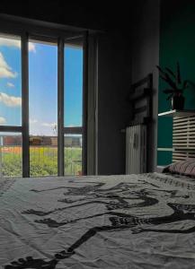 um quarto com uma cama com um quadro em Panoramic 7 em Turim