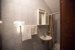 Koupelna v ubytování "Azzurra Apartments + 37 fotografií