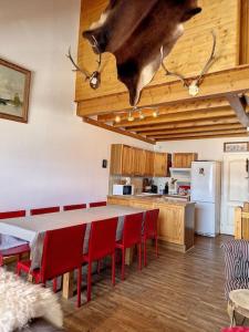 a kitchen with a table and red chairs in a room at Maison - Les Angles T4 70m2 - Vue exceptionnelle in Les Angles