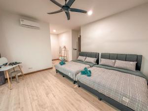 1 dormitorio con 2 camas y ventilador de techo en [Starry x CREAM] Sea View Apartment 10-12pax *FREE Netflix en Masai