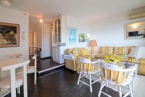 a living room with a couch and a table at Oceana Suites Remanso in Punta del Este