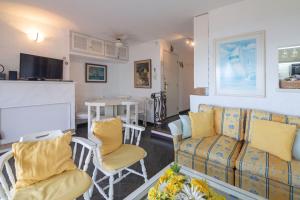 a living room with a couch and chairs and a table at Oceana Suites Remanso in Punta del Este