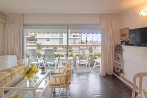 a living room with a couch and a table and chairs at Oceana Suites Remanso in Punta del Este