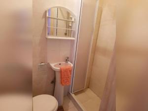 A bathroom at Charming apartment-wifi-sleeps 5