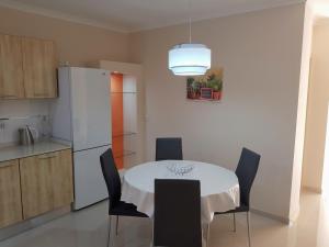 A kitchen or kitchenette at Charming apartment-wifi-sleeps 5