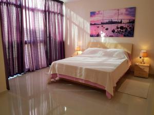 A bed or beds in a room at Charming apartment-wifi-sleeps 5