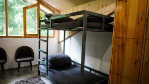 Palanda nebo palandy na pokoji v ubytování Odin Hostel Kasol