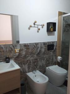 La salle de bains est pourvue d'un lavabo et de toilettes. dans l'établissement Affittacamere da Arianna, à Porto Torres