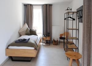 ein Schlafzimmer mit einem Bett und einer Leiter in einem Zimmer in der Unterkunft Landhaus Gräfendhron in Gräfendhron