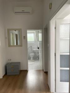 La salle de bains blanche est pourvue de toilettes et d'un lavabo. dans l'établissement Holiday house Fila, à Turanj