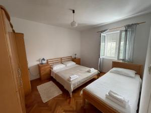 sypialnia z 2 łóżkami i oknem w obiekcie Holiday house Fila w mieście Turanj