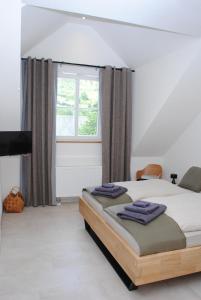 מיטה או מיטות בחדר ב-Landhaus Gräfendhron