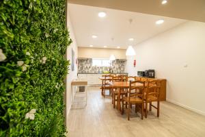 una cucina e una sala da pranzo con parete verde di Livramento Residence a Livramento