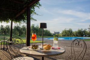 stół z dwoma kieliszkami i jedzeniem na nim w obiekcie Villa Monteporzano w mieście Orvieto