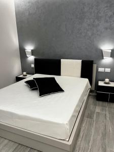 Un pat sau paturi într-o cameră la Notti Saracene Rooms