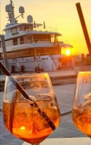 two glasses of liquid with a boat in the background at Perle Rare di Sicilia in Sortino