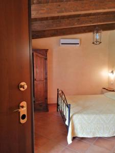 1 dormitorio con 1 cama en una habitación en S'Alzolitta, en Magomadas