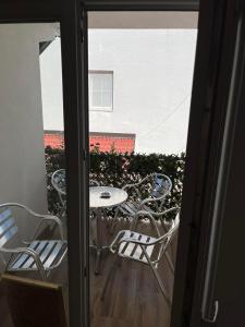 クラドヴォにあるZanes Guest Houseのパティオ(テーブル、椅子付)の景色を望めます。