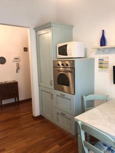 a kitchen with a microwave on top of an oven at Annarosa in Sarzana