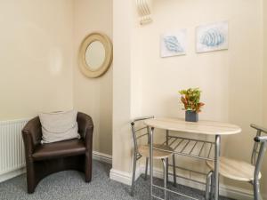 Habitación con mesa y silla en Seashells en Hornsea
