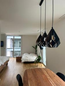 sala de estar con mesa y cama en The R Apartment Engelberg, KLIMA, NEU, Balkon, Parking en Balsthal
