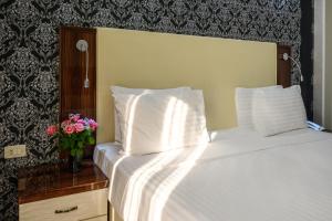 Postel nebo postele na pokoji v ubytování Royal Plaza by Stellar Hotels, Yerevan