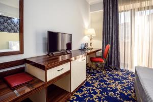 TV a/nebo společenská místnost v ubytování Royal Plaza by Stellar Hotels, Yerevan