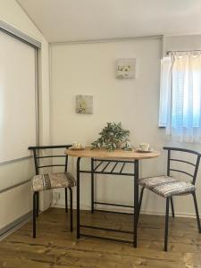 une table et deux chaises dans une pièce dans l'établissement Apartment Zara, à Zadar