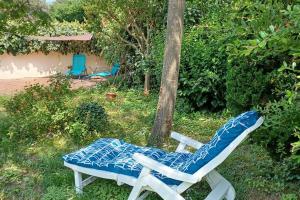einen Gartenstuhl mit blauer Decke in der Unterkunft La maison Pascale in Orange