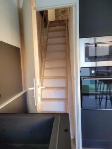 - un escalier dans une cuisine avec un escalier dans une chambre dans l'établissement Appartement cosy & piscine privée - Le Strelitzia, à Vergèze