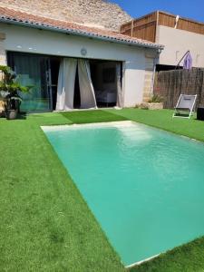 - une piscine dans la cour d'une maison dans l'établissement Appartement cosy & piscine privée - Le Strelitzia, à Vergèze