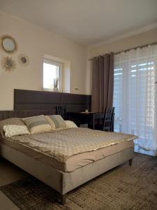 - une chambre avec un lit, une table et une fenêtre dans l'établissement Noclegi u Anny Łowicz, à Łowicz