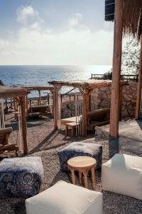 einen Sitzbereich mit Meerblick im Hintergrund in der Unterkunft Roxa seaview apartment in Agios Leon