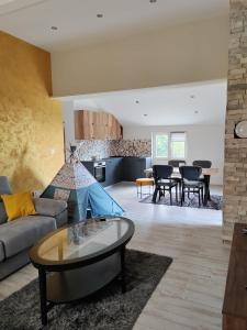 een woonkamer met een bank en een tafel bij Stanovcic Apartments in Herceg-Novi