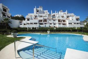 Bazén v ubytování Luxury apartment in Golf Hills, Estepona. nebo v jeho okolí