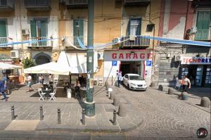 ナポリにあるdiLetto a Napoliの建物前の車道