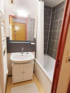 Phòng tắm tại Petit T2 24m2 au calme, RDC, sans drap ni serviette, non fumeur