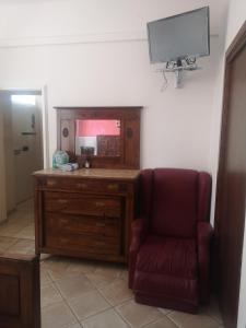 sala de estar con silla y espejo en Casa Raffaello, en Castiglione dʼOrcia