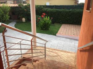 A garden outside Piscina de sal Barbacoa Wifi, Parking Gratis, 3 min PGA Casa El Roble