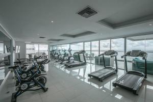 un gimnasio con una fila de bicicletas estáticas en una habitación en Apartamento 3404 Palmetto Beach Frente a la playa, en Cartagena de Indias