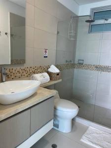 y baño con lavabo, aseo y ducha. en Apartamento 3404 Palmetto Beach Frente a la playa, en Cartagena de Indias