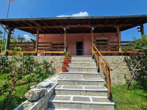 um conjunto de escadas que levam a uma casa em Stella's Garden em PalaiónTsiflíkion